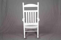 Białe krzesło rocking Drewniane meble zewnętrzne Hollow Design dla odpoczynku